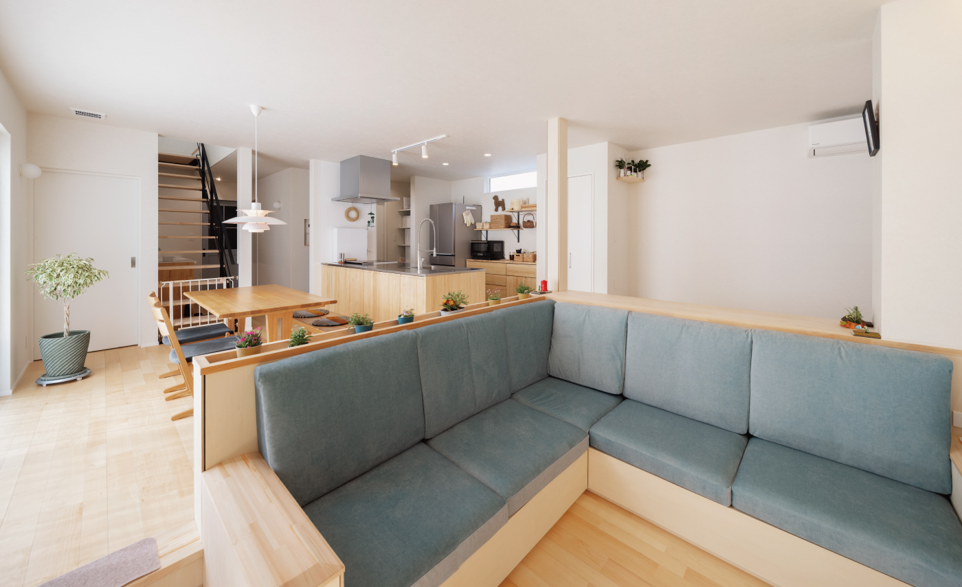 造作ソファーが叶える、暮らしにフィットしたくつろぎ空間