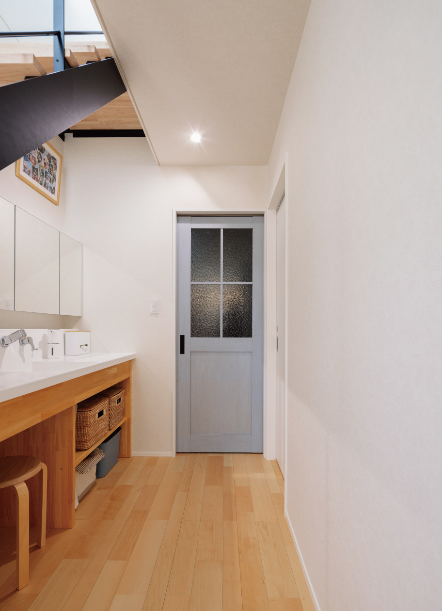 朝の支度が心地よくなる、造作洗面