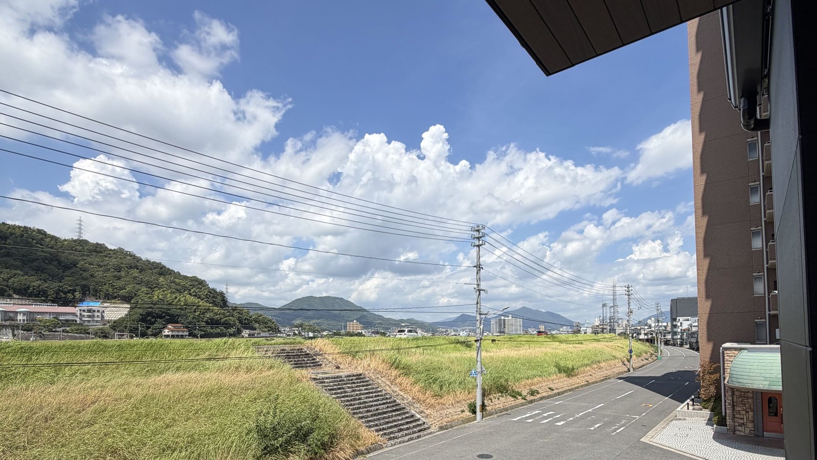 西側の開口から見える土手と山並み